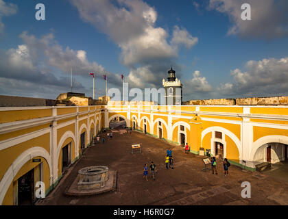 La cour de Castillo San Felipe del Morro avec le phare en arrière-plan, dans le Vieux San Juan (Puerto Rico) Banque D'Images