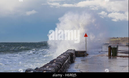 Grosse Vague casser sur la jetée de Mornington, Victoria, Australie Banque D'Images