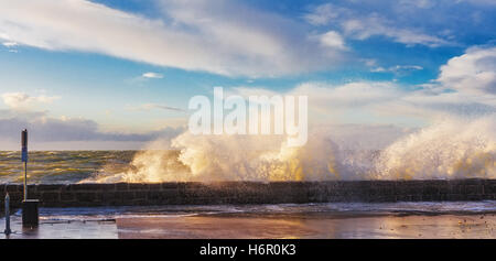 De grosses vagues sur la jetée, de concassage de Mornington rougeoyant dans la lumière au coucher du soleil. Mornington, Victoria, Australie Banque D'Images