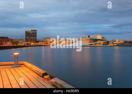 Heure bleue à Oslo avec l'Opéra et l'horizon derrière elle, la Norvège. Banque D'Images