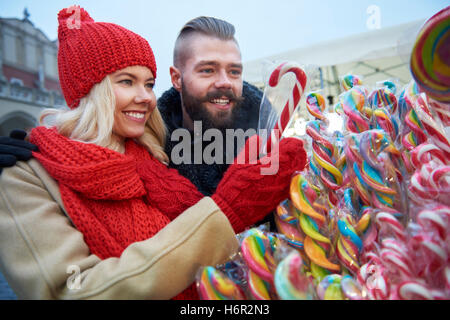 Des cannes de bonbon coloré de la marché de Noël Banque D'Images