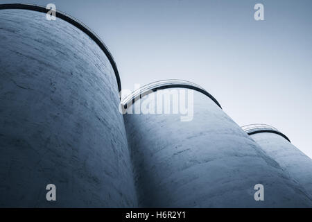 Résumé L'architecture industrielle, fragment de grands réservoirs en béton pour le stockage de matériaux en vrac, photo dans les tons bleus Banque D'Images