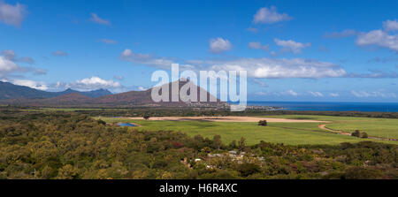 Vue panoramique sur la montagne, tourelle du Tamarin, au-dessus de la ville de tamarin sur la côte ouest de l'Île Maurice, océan Indien Banque D'Images