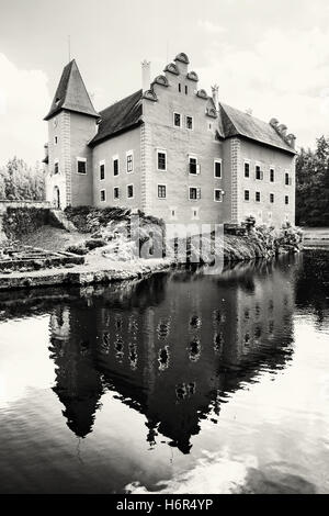 Cervena Lhota est un très beau château en République tchèque. Il est situé au milieu d'un lac sur une île rocheuse. Destination de voyage. Banque D'Images