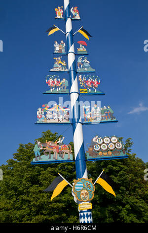 Maypole traditionnel sur le Viktualienmarkt de Munich Banque D'Images