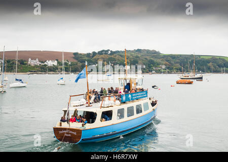 Le St Mawes Ferry transporte des passagers à travers le Carrick Roads de Falmouth, Cornwall. Banque D'Images