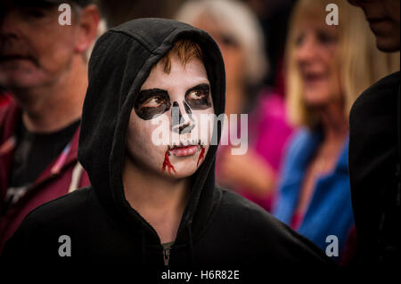 Les Zombies. Les familles et les enfants se réunissent pour l'assemblée annuelle en Crawl Zombie Newquay, Cornwall. Banque D'Images