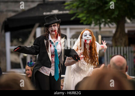 Les Zombies. Les familles et les enfants se réunissent pour l'assemblée annuelle en Crawl Zombie Newquay, Cornwall. Banque D'Images