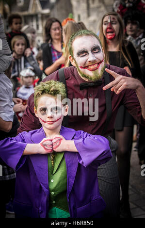 Les Zombies. Les familles et les enfants se réunissent pour l'assemblée annuelle en Crawl Zombie Newquay, Cornwall. Banque D'Images