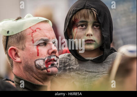 Les Zombies. Les familles et les enfants se réunissent pour l'assemblée annuelle en Crawl Zombie Newquay, Cornwall. Banque D'Images