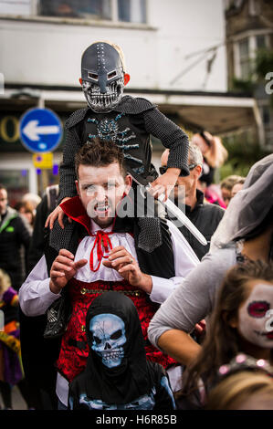 Les Zombies. Les familles et les enfants se réunissent pour l'assemblée annuelle en Crawl Zombie Newquay, Cornwall. Banque D'Images