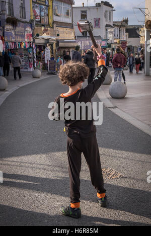 Les Zombies. Les familles et les enfants se réunissent pour l'assemblée annuelle en Crawl Zombie Newquay, Cornwall. Banque D'Images