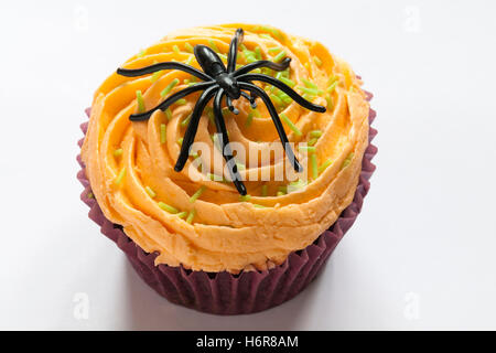 Avec décoration cupcake araignée pour Halloween isolé sur fond blanc Banque D'Images