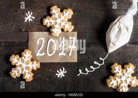 D'épices de Noël, inscription et un sac de sucre glace sur un fond sombre. Banque D'Images