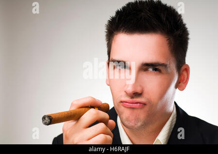 Fumeur de cigare odeur fumée fumer cigare homme rire rire rire rire rire twit sourire souriant sourire en souriant en riant Banque D'Images