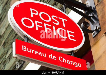 Affiche à l'extérieur de la Poste, Bank Street, Keswick, Lake District, Cumbria, Angleterre Banque D'Images