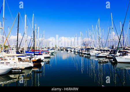 Yachts amarrés dans la Marina de Larnaca, Chypre. Banque D'Images