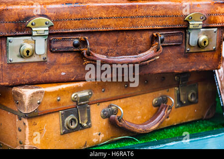 Deux valises antiques dans une vitrine, Keswick, Cumbria, Angleterre Banque D'Images