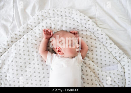 Newborn baby boy lying on bed, dormir, Close up Banque D'Images