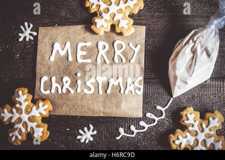 D'épices de Noël, inscription et un sac de sucre glace sur un fond foncé avec effet rétro. Banque D'Images