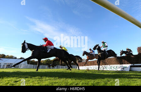 Hôtel Lutetia, au Royaume-Uni. 31 octobre 2016. Tom Scudamore & Dawnieriver équitation (bouchon rouge) effacer un début de clôture avant de gagner le suivre aux courses sur Instagram Novices" Handicap Chase : Crédit Images téléobjectif / Alamy Live News Banque D'Images