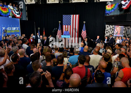 Wilton Manors, FL, USA. 30Th Oct, 2016. Candidat démocrate à la présidence l'ancien secrétaire d'Etat américaine Hillary Clinton parle lors d'un rassemblement dans l'unité de la communauté obèse et concert événement de campagne complexe au manoir le 30 octobre 2016 à Wilton Manors, Floride. Avec moins de 9 jour pour aller jusqu'au jour de l'élection, Hillary Clinton continue de faire campagne en Floride et d'autres membres de bataille. Credit : Mpi10/media/Alamy Punch Live News Banque D'Images