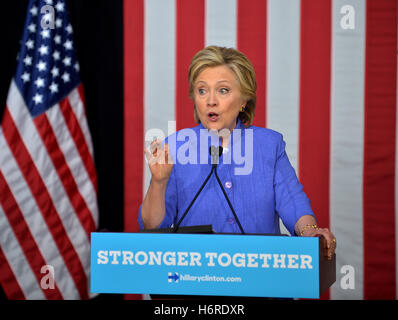 Wilton Manors, FL, USA. 30Th Oct, 2016. Candidat démocrate à la présidence l'ancien secrétaire d'Etat américaine Hillary Clinton parle lors d'un rassemblement dans l'unité de la communauté obèse et concert événement de campagne complexe au manoir le 30 octobre 2016 à Wilton Manors, Floride. Avec moins de 9 jour pour aller jusqu'au jour de l'élection, Hillary Clinton continue de faire campagne en Floride et d'autres membres de bataille. Credit : Mpi10/media/Alamy Punch Live News Banque D'Images