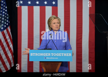 Wilton Manors, FL, USA. 30Th Oct, 2016. Candidat démocrate à la présidence l'ancien secrétaire d'Etat américaine Hillary Clinton parle lors d'un rassemblement dans l'unité de la communauté obèse et concert événement de campagne complexe au manoir le 30 octobre 2016 à Wilton Manors, Floride. Avec moins de 9 jour pour aller jusqu'au jour de l'élection, Hillary Clinton continue de faire campagne en Floride et d'autres membres de bataille. Credit : Mpi10/media/Alamy Punch Live News Banque D'Images