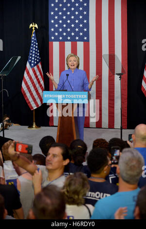 Wilton Manors, FL, USA. 30Th Oct, 2016. Candidat démocrate à la présidence l'ancien secrétaire d'Etat américaine Hillary Clinton parle lors d'un rassemblement dans l'unité de la communauté obèse et concert événement de campagne complexe au manoir le 30 octobre 2016 à Wilton Manors, Floride. Avec moins de 9 jour pour aller jusqu'au jour de l'élection, Hillary Clinton continue de faire campagne en Floride et d'autres membres de bataille. Credit : Mpi10/media/Alamy Punch Live News Banque D'Images