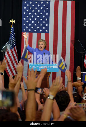 Wilton Manors, FL, USA. 30Th Oct, 2016. Candidat démocrate à la présidence l'ancien secrétaire d'Etat américaine Hillary Clinton parle lors d'un rassemblement dans l'unité de la communauté obèse et concert événement de campagne complexe au manoir le 30 octobre 2016 à Wilton Manors, Floride. Avec moins de 9 jour pour aller jusqu'au jour de l'élection, Hillary Clinton continue de faire campagne en Floride et d'autres membres de bataille. Credit : Mpi10/media/Alamy Punch Live News Banque D'Images