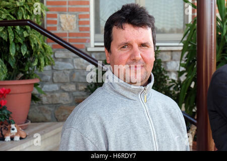 Constructeur albanais Imer l'ACDE, survivant de la tremblement de terre en Italie, photographié à Passignano sul Transimeno, Italie, 31 octobre 2016. La plupart des près de 5 000 habitants n'avaient pas d'autre choix que de quitter leur ville natale et ont été portées à Trasimène. PHOTO : ALVISE ARMELLINI/dpa Banque D'Images