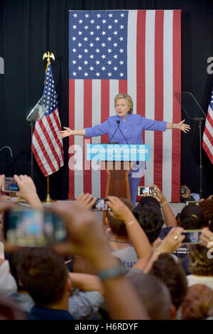 Wilton Manors, FL, USA. 30Th Oct, 2016. Candidat démocrate à la présidence l'ancien secrétaire d'Etat américaine Hillary Clinton parle lors d'un rassemblement dans l'unité de la communauté obèse et concert événement de campagne complexe au manoir le 30 octobre 2016 à Wilton Manors, Floride. Avec moins de 9 jour pour aller jusqu'au jour de l'élection, Hillary Clinton continue de faire campagne en Floride et d'autres membres de bataille. Credit : Mpi10/media/Alamy Punch Live News Banque D'Images