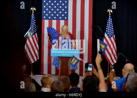 Wilton Manors, FL, USA. 30Th Oct, 2016. Partisans avant l'prforms candidat démocratique ancien secrétaire d'Etat américaine Hillary Clinton parle lors d'un rassemblement dans l'unité de la communauté obèse et concert événement de campagne complexe au manoir le 30 octobre 2016 à Wilton Manors, Floride. Avec moins de 9 jour pour aller jusqu'au jour de l'élection, Hillary Clinton continue de faire campagne en Floride et d'autres membres de bataille. Credit : Mpi10/media/Alamy Punch Live News Banque D'Images