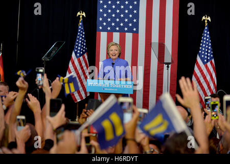 Wilton Manors, FL, USA. 30Th Oct, 2016. Candidat démocrate à la présidence l'ancien secrétaire d'Etat américaine Hillary Clinton parle lors d'un rassemblement dans l'unité de la communauté obèse et concert événement de campagne complexe au manoir le 30 octobre 2016 à Wilton Manors, Floride. Avec moins de 9 jour pour aller jusqu'au jour de l'élection, Hillary Clinton continue de faire campagne en Floride et d'autres membres de bataille. Credit : Mpi10/media/Alamy Punch Live News Banque D'Images