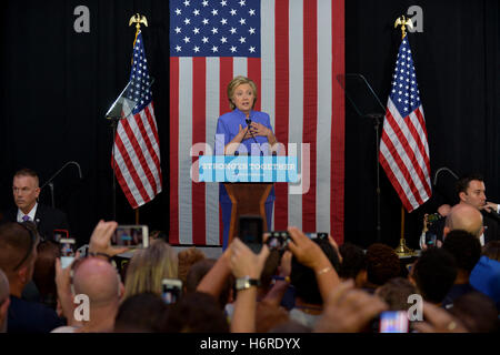 Wilton Manors, FL, USA. 30Th Oct, 2016. Candidat démocrate à la présidence l'ancien secrétaire d'Etat américaine Hillary Clinton parle lors d'un rassemblement dans l'unité de la communauté obèse et concert événement de campagne complexe au manoir le 30 octobre 2016 à Wilton Manors, Floride. Avec moins de 9 jour pour aller jusqu'au jour de l'élection, Hillary Clinton continue de faire campagne en Floride et d'autres membres de bataille. Credit : Mpi10/media/Alamy Punch Live News Banque D'Images