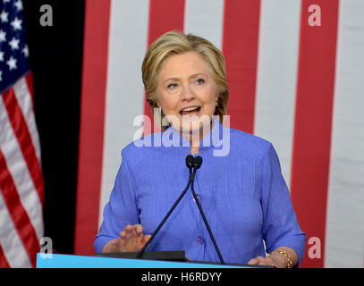 Wilton Manors, FL, USA. 30Th Oct, 2016. Candidat démocrate à la présidence l'ancien secrétaire d'Etat américaine Hillary Clinton parle lors d'un rassemblement dans l'unité de la communauté obèse et concert événement de campagne complexe au manoir le 30 octobre 2016 à Wilton Manors, Floride. Avec moins de 9 jour pour aller jusqu'au jour de l'élection, Hillary Clinton continue de faire campagne en Floride et d'autres membres de bataille. Credit : Mpi10/media/Alamy Punch Live News Banque D'Images