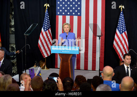 Wilton Manors, FL, USA. 30Th Oct, 2016. Candidat démocrate à la présidence l'ancien secrétaire d'Etat américaine Hillary Clinton parle lors d'un rassemblement dans l'unité de la communauté obèse et concert événement de campagne complexe au manoir le 30 octobre 2016 à Wilton Manors, Floride. Avec moins de 9 jour pour aller jusqu'au jour de l'élection, Hillary Clinton continue de faire campagne en Floride et d'autres membres de bataille. Credit : Mpi10/media/Alamy Punch Live News Banque D'Images