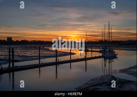 Le port de Portsmouth, Hampshire, Royaume-Uni, le 31 octobre 2016. Coucher de soleil sur le port à marée basse après une belle journée d'hivers unseasonally bonne météo. © Rob Wilkinson/Alamy News Banque D'Images