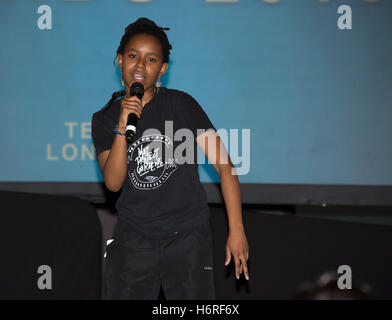 Londres, Royaume-Uni. 31 octobre, 2016. Une fille de mon projet gardens chante à la remise des prix l'équipe de Londres à l'hôtel de ville, le prix est de reconnaître les efforts des bénévoles pour améliorer la vie dans la capitale Crédit : Keith Larby/Alamy Live News Banque D'Images