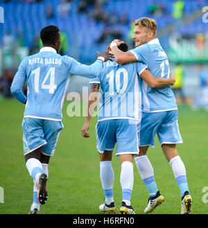 Stade Olimpico, Rome, Italie. 30Th Oct, 2016. Serie A ligue de football. SS Lazio contre Sassuolo. Célèbre immobile après qu'il a marqué son but avec Felipe Anderson et Keita Balde © Plus Sport Action/Alamy Live News Banque D'Images