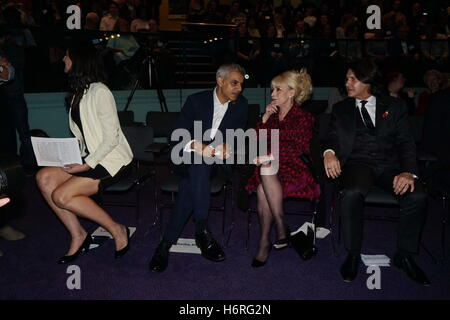 Londres, Royaume-Uni. 31 octobre, 2016. Sadiq Khan, Dame Barbara Windsor, Scott Mitchell assiste à la maire de Londres Londres cérémonie de remise des Prix d'équipe à l'Hôtel de Ville, London, UK. Credit : Voir Li/Alamy Live News Banque D'Images