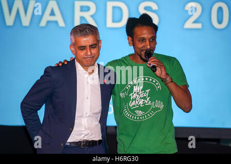 Londres, Royaume-Uni. 31 octobre, 2016. Projet mai Camden, KMT et Sadiq Khan, professeur de liberté le maire de Londres Londres cérémonie de remise des Prix d'équipe à l'Hôtel de Ville, London, UK. Credit : Voir Li/Alamy Live News Banque D'Images