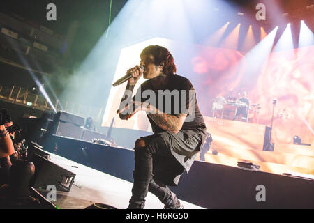 Londres, Royaume-Uni. 31 octobre 2016 - Oliver Sykes, Jordanie, poisson Lee Malia, Matt Kean et Matt Nicholls du groupe de metalcore britannique, Bring Me The Horizon, faire un show spécial Halloween au London O2 Arena, 2016 Credit : Myles Wright/ZUMA/Alamy Fil Live News Banque D'Images