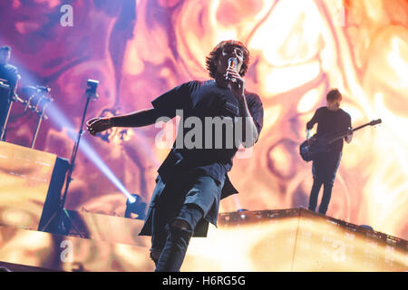 Londres, Royaume-Uni. 31 octobre 2016 - Oliver Sykes, Jordanie, poisson Lee Malia, Matt Kean et Matt Nicholls du groupe de metalcore britannique, Bring Me The Horizon, faire un show spécial Halloween au London O2 Arena, 2016 Credit : Myles Wright/ZUMA/Alamy Fil Live News Banque D'Images