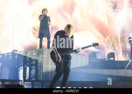 Londres, Royaume-Uni. 31 octobre 2016 - Oliver Sykes, Jordanie, poisson Lee Malia, Matt Kean et Matt Nicholls du groupe de metalcore britannique, Bring Me The Horizon, faire un show spécial Halloween au London O2 Arena, 2016 Credit : Myles Wright/ZUMA/Alamy Fil Live News Banque D'Images