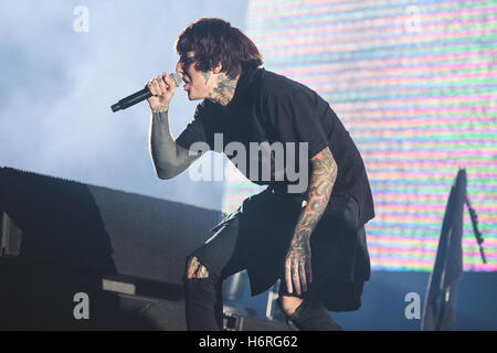 Londres, Royaume-Uni. 31 octobre 2016 - Oliver Sykes, Jordanie, poisson Lee Malia, Matt Kean et Matt Nicholls du groupe de metalcore britannique, Bring Me The Horizon, faire un show spécial Halloween au London O2 Arena, 2016 Credit : Myles Wright/ZUMA/Alamy Fil Live News Banque D'Images