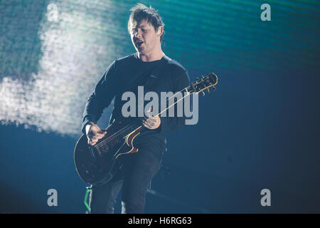 Londres, Royaume-Uni. 31 octobre 2016 - Oliver Sykes, Jordanie, poisson Lee Malia, Matt Kean et Matt Nicholls du groupe de metalcore britannique, Bring Me The Horizon, faire un show spécial Halloween au London O2 Arena, 2016 Credit : Myles Wright/ZUMA/Alamy Fil Live News Banque D'Images