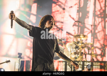 Londres, Royaume-Uni. 31 octobre 2016 - Oliver Sykes, Jordanie, poisson Lee Malia, Matt Kean et Matt Nicholls du groupe de metalcore britannique, Bring Me The Horizon, faire un show spécial Halloween au London O2 Arena, 2016 Credit : Myles Wright/ZUMA/Alamy Fil Live News Banque D'Images