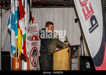 Munich, Allemagne. 31 octobre, 2016. Terror suspect Dan Eising parlant à Pegida Munich. La direction de Munich de l'Pegida populiste a tenu un rassemblement à Sendlinger Tor, une des principales attractions touristiques. Environ 55 ans, beaucoup d'entre eux droit-extrémistes et le terrorisme sous surveillance étaient présents. La terreur-suspect Dan Eising de Nuremberg a été un orateur, qui a quitté la zone de sécurité et ont attaqué au moins trois journalistes, tandis que Lukas était modérateur principal Bals, un extrémiste de droite radicale de la BDP (Bundis Deutscher Patrioten) groupe. Credit : ZUMA Press, Inc./Alamy Live News Banque D'Images