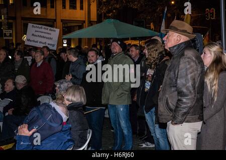 Munich, Allemagne. 31 octobre, 2016. La direction de Munich de l'Pegida populiste a tenu un rassemblement à Sendlinger Tor, une des principales attractions touristiques. Environ 55 ans, beaucoup d'entre eux droit-extrémistes et le terrorisme sous surveillance étaient présents. La terreur-suspect Dan Eising de Nuremberg a été un orateur, qui a quitté la zone de sécurité et ont attaqué au moins trois journalistes, tandis que Lukas était modérateur principal Bals, un extrémiste de droite radicale de la BDP (Bundis Deutscher Patrioten) groupe. Credit : ZUMA Press, Inc./Alamy Live News Banque D'Images